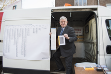 910716 Afbeelding van burgemeester Jan van Zanen die zijn stem uit brengt tijdens de Gemeenteraadsverkiezingen van ...